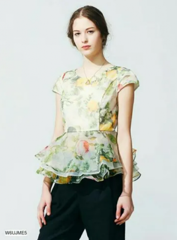 Atasan Peplum yang Anggun